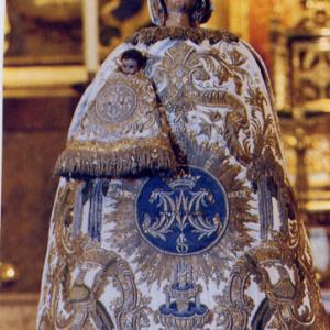 Manto de la Virgen de las Fuentes y el Niño Jesús Restaurados